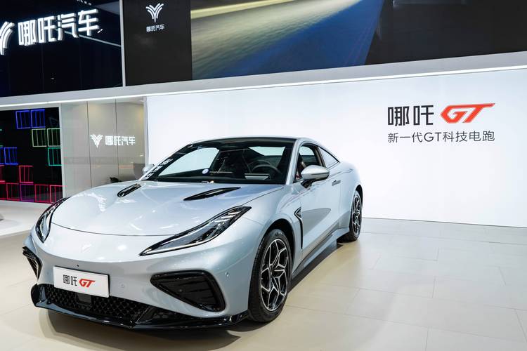 深圳350哪吒汽车在智能汽车领域的表现，领途汽车在新能源汽车市场中的影响力